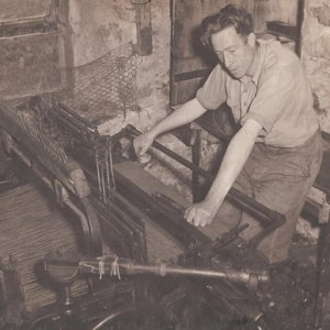 harris-tweed-authority-archive-man-on-loom